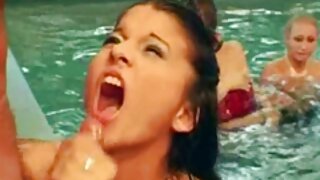 Bezbrižna tinejdžerka snimljena dok puše kurac